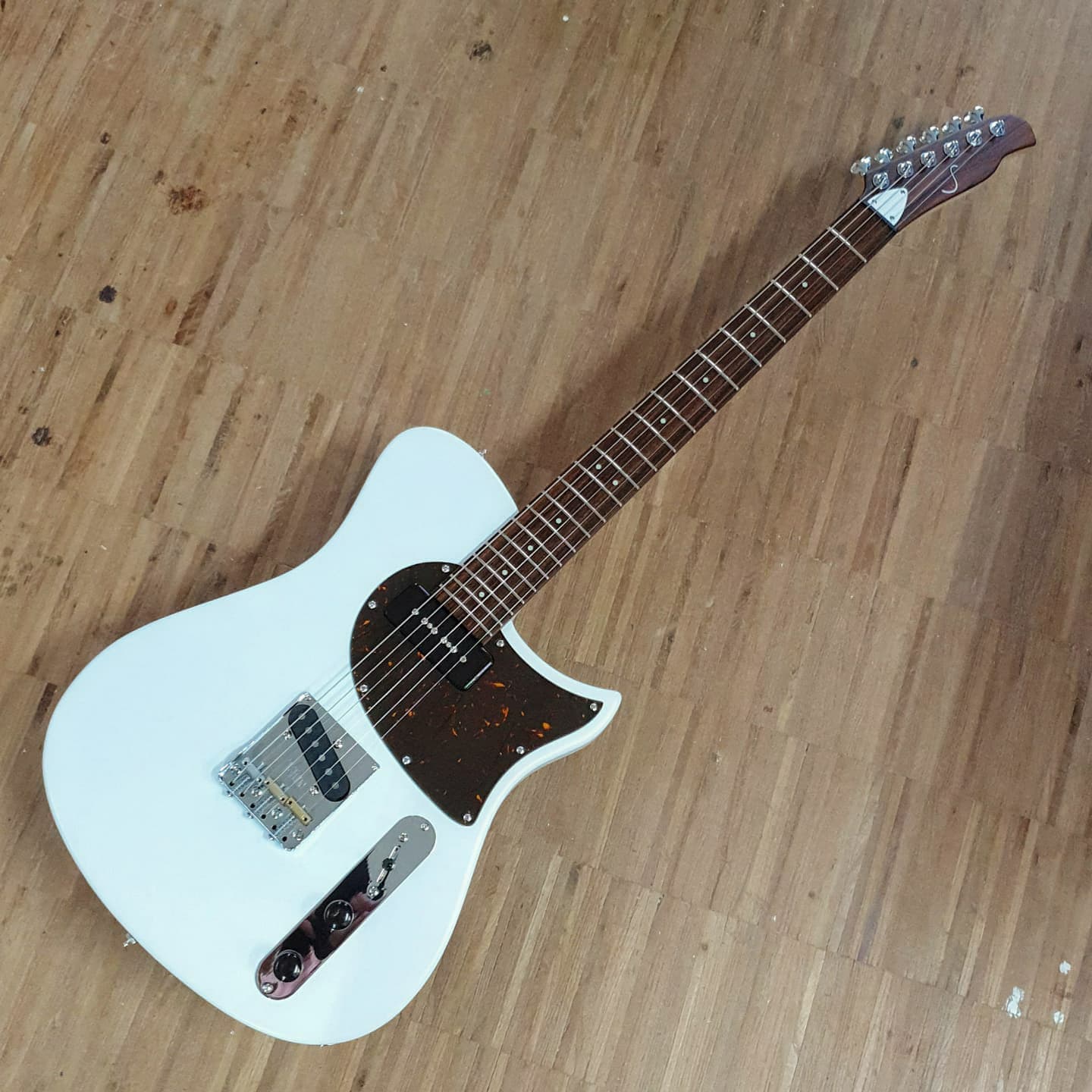 Venus Custom (for GuitarCube, CHN), NEW 6-inline Headstock Venus Custom (for GuitarCube, CHN), NEW 6-inline Headstock